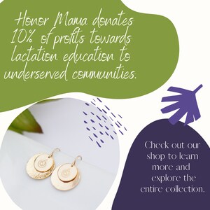 Puede incluir: Pendientes de oro de doble capa con un peque&ntilde;o dise&ntilde;o de l&aacute;grima. Los pendientes est&aacute;n sobre una superficie blanca con un dise&ntilde;o abstracto morado y azul en el fondo. El texto "Honor Mama donates 10% of profits towards lactation education to underserved communities." est&aacute; en la esquina superior izquierda de la imagen. El texto "Check out our shop to learn more and explore the entire collection." est&aacute; en la esquina inferior derecha de la imagen.