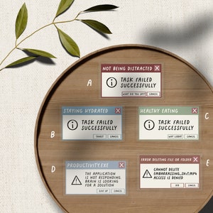 Può includere: Un set di dieci adesivi trasparenti con un tema umoristico di errori informatici. Ogni adesivo presenta un messaggio diverso, come "Compito fallito con successo" e "Errore nell'eliminazione di file o cartelle". Gli adesivi sono stampati su uno sfondo trasparente con un bordo bianco.