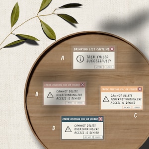 Può includere: Quattro adesivi divertenti con messaggi di errore del computer con sfondo trasparente. Gli adesivi sono stampati su una superficie di legno marrone chiaro. Il primo adesivo dice "Drinking Less Caffeine X Task Failed Successfully JITTERS CANCEL". Il secondo adesivo dice "ERROR DELETING FILE OR FOLDER X CANNOT DELETE OVERTHINKING.EXE ACCESS IS DENIED PANIC CANCEL". Il terzo adesivo dice "ERROR DELETING FILE OR FOLDER X CANNOT DELETE PROCRASTINATION.EXE ACCESS IS DENIED OH WELL CANCEL". Il quarto adesivo dice "ERROR DELETING FILE OR FOLDER X CANNOT DELETE OVERSHARING.EXE ACCESS IS DENIED BUT WHY CANCEL".