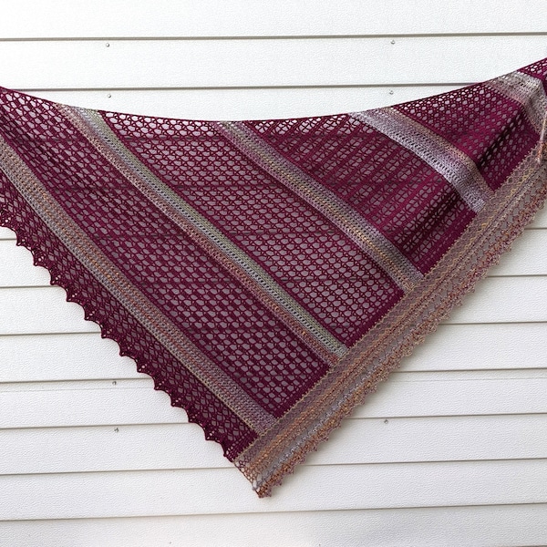 Châle crocheté à la main : écharpe en dentelle de laine mérinos mélangée framboise