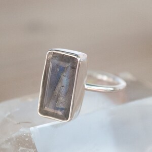 Rainbow Labradorite Ring Sterling Silver 925 Statement Gemstone Thin Band Bycila Jewelry February March Birthstone BJR191 画像 4