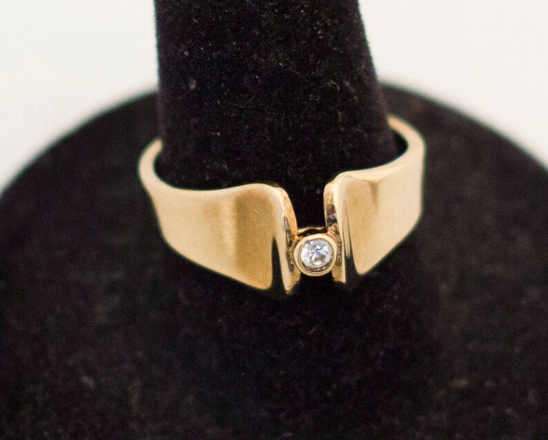 Ladies Ring Thick Banded Ring Vintage Ring Single Stone Ring Grandma Ring Size 7 34 Promise Ring Gold Avon Ring Elegant Ring