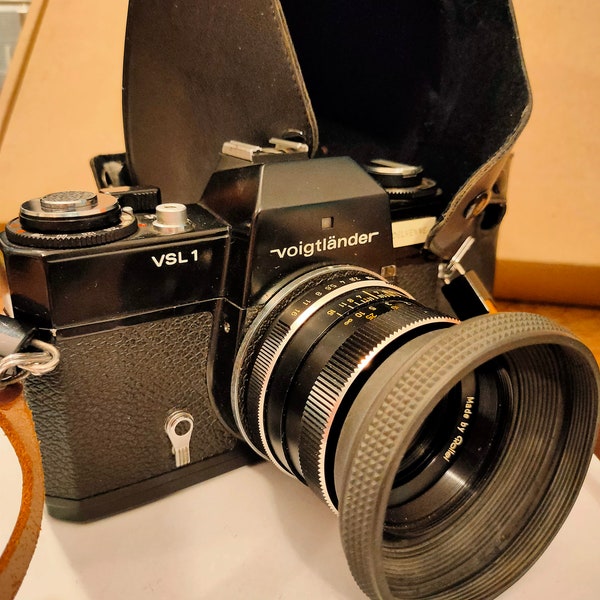 Voigtländer VSL 1 TM with a Planar/Zeiss 50 F1.8. Very rare retractable rubber sunshade.