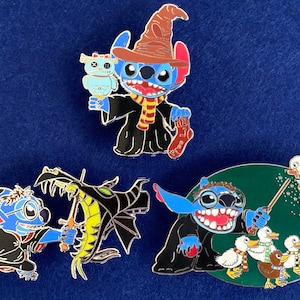 Puede incluir: Pines esmaltados con Stitch en varios diseños temáticos de magos. Un pin muestra a Stitch con un Sombrero Seleccionador, otro con un dragón y un tercero con patos. Los pines tienen colores vibrantes y obras de arte detalladas.