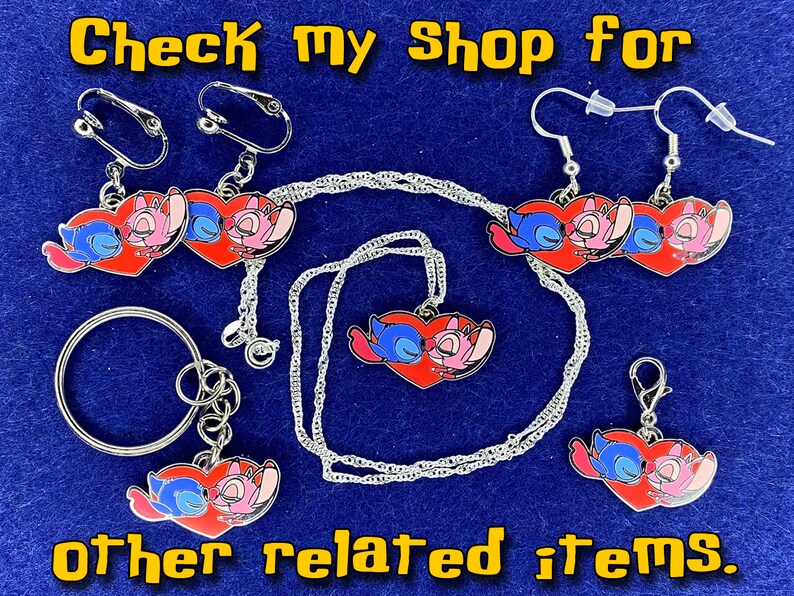 Puede incluir: Un conjunto de joyas con tem&aacute;tica de Stitch y Angel, que incluye aretes, un collar, un llavero y un dije. Las joyas presentan un coraz&oacute;n rojo con Stitch y Angel durmiendo dentro. El texto "Check My Shop for other related items." es visible en la imagen.