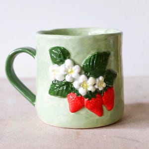 Tazza con fragole verdi - Millie's Pottery, tazza rotonda grande realizzata a mano con fiori di fragola verdi