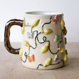 Taza de cerámica con luces de hadas hecha a mano de Millie's Pottery - Taza de cerámica con luces de hadas de mariposa