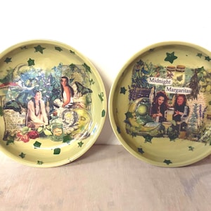 Puede incluir: Dos platos decorativos redondos de color verde claro con un diseño de collage. Uno presenta mujeres, plantas y texto. El otro tiene las palabras "Midnight Margaritas" e imágenes de mujeres. Acentos verdes de estrella y hiedra.