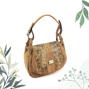 Elegante bolso de hombro de corcho con patrón cortado a láser y fondo dorado: correas ajustables, bolsillos internos, cierre magnético, regalo para esposa