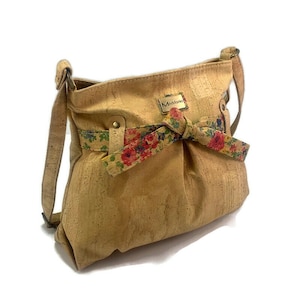 Umweltfreundliche Vegan Kork Umhängetasche mit Floralen Akzenten - Stilvolle kleine Schultertasche für Sie, handgefertigte Geschenke