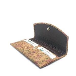 Cartera de viaje de corcho con diseño floral para mujer / Porta pasaporte de piel vegana / Portadocumentos ecológico / Accesorio de viaje elegante / Regalo perfecto