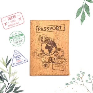 Étui pour passeport en liège fait main avec motif carte du monde - Étui en cuir végétalien pour passeport, carte d'identité et cartes bancaires - Accessoires de voyage respectueux de l'environnement