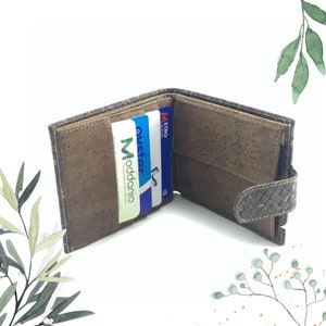 Cartera ecológica vegana de corcho con diseño de tres pliegues y compartimento para monedas para hombre: regalo sostenible para él