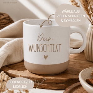 Könnte beinhalten: Ein zweifarbiger Keramikbecher mit weißem Oberteil und beigem Boden. Auf der Vorderseite steht der Text "Dein WUNSCHTEXT" in Braun, ergänzt durch ein kleines Herz. Eine Sprechblase darüber zeigt "WÄHLE AUS VIELEN SCHRIFTEN & SYMBOLEN".