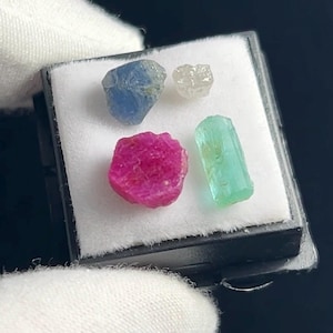 ¡Conjunto de 4 piedras preciosas! Cristales de esmeralda, rubí, diamante y zafiro.