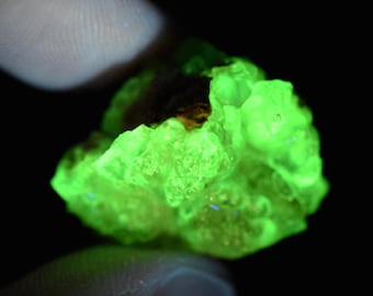 UV Hyalite Opal from Mexico, DAYLIGHT fluorescent old stock!