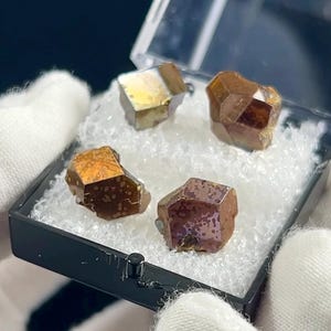 日本のレインボーガーネット（アンドラダイト）セット、天然水晶4個！