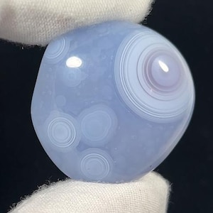 Blauw chalcedoon uit Ethiopië met bolpatronen en prachtige doorschijnendheid, vrije vorm