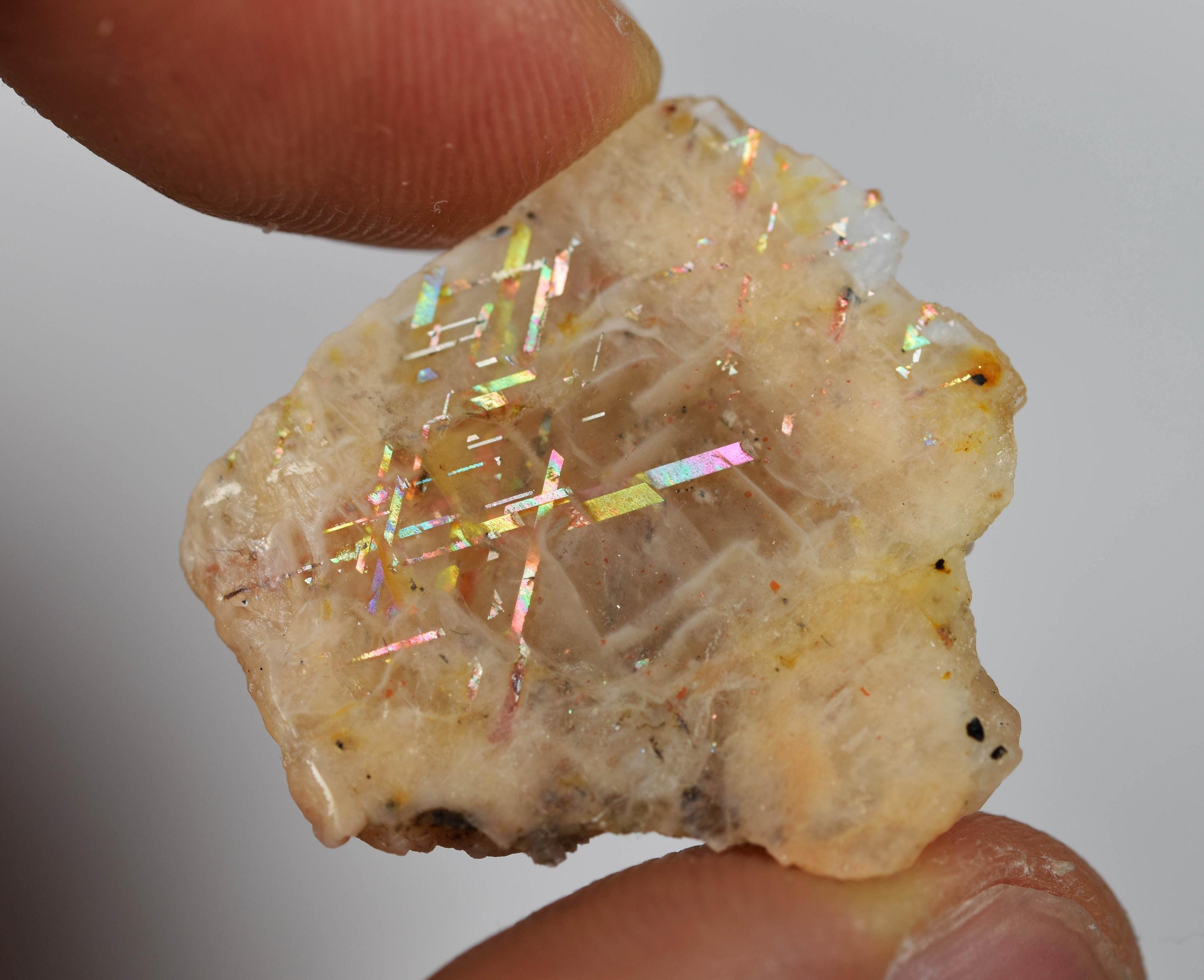 Piedra solar enrejada arcoíris, cristal parcialmente pulido, material raro de alta calidad procedente de Australia