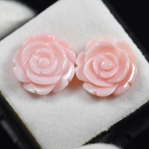 Coppia di cabochon intagliati a forma di fiore di conchiglia rosa