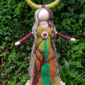 CUSTOM MADE Baum Hexe Göttin, Kriegerin, Mutter Erde, Filzpuppe, Nadel gefilzt, Bäume, Baum des Lebens