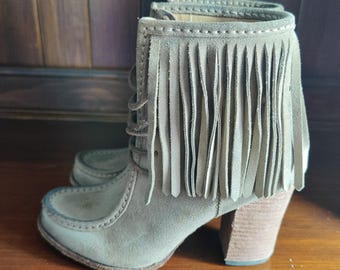 BOHO Groovy Frye Retro Ankle Boots 7.5 M Parker Fringe Taupe Suede Block Heels