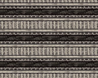 Puede incluir: Un estampado de tela con un patrón repetitivo de vías de tren horizontales con traviesas de madera y balasto de grava, separadas por bandas negras sólidas. El diseño incluye una regla blanca en el borde inferior marcada hasta 45 cm.