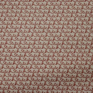 Könnte beinhalten: Cremefarbener Stoff mit einem sich wiederholenden Muster des Wortes "Stitch" in kursiver, roter Schrift. Das Design erzeugt einen strukturierten, flächendeckenden Effekt, geeignet für Näh- oder Bastelprojekte.