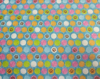 Cosy Kitties, empreintes de pattes, tissu pour courtepointe sur fond bleu QT Fabrics