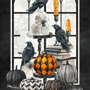 Könnte beinhalten: Aquarellillustration mit Halloween-Dekorationen. Schwarze Krähen sitzen auf einem Schädel in einer Glaskuppel, Büchern und Kürbissen. Die Kürbisse sind schwarz, orange, weiß und gemustert. Die Worte "Hocus Pocus" stehen auf einem Kürbis. Kerzen und Spinnweben vervollständigen die gruselige Szene.