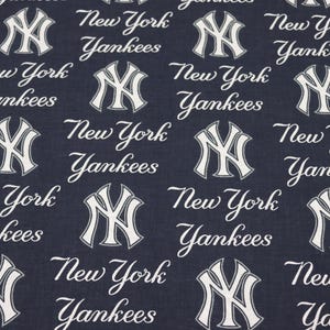 Op de afbeelding: Een donkerblauwe stof met een herhalend patroon van het New York Yankees-logo en de woorden "New York Yankees".