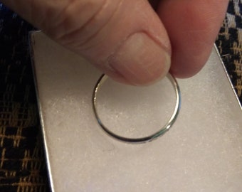 Anillo de estilo banda de boda hecho a mano en plata esterlina tamaño 10 3/4