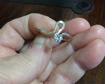 Anillo estilo ola en plata de ley con circonitas transparentes talla 12