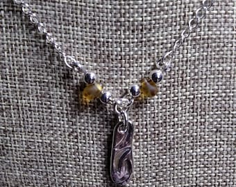 Dos lunas crecientes en un colgante de plata esterlina hecho a mano aquí en Virginia