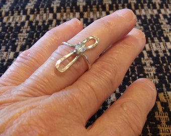 Anillo estilo onda en plata de ley con circonita transparente tamaño 4 3/4