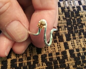 Anillo estilo onda en plata de primera ley con topacio CZ tamaño 6.5