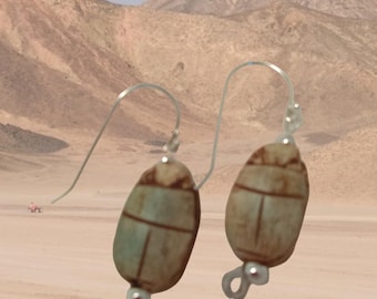 Pendientes de escarabajo egipcio de loza sobre plata de ley