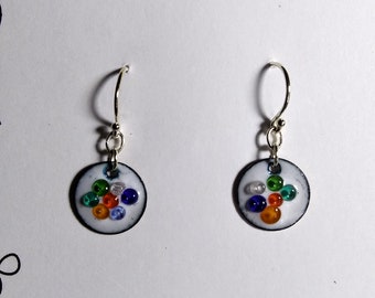 Pequeños pendientes esmaltados hechos a mano en Virginia