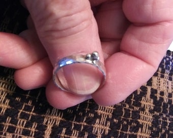 Pequeño anillo de banda de plata esterlina con granulación tamaño 7