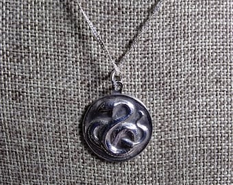 Colgante de serpiente enroscada de plata esterlina en cadena de 20"
