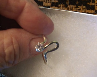 Anillo estilo ola en plata de ley con circonitas rosas talla 9