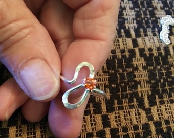 Anillo estilo onda en plata de primera ley con circonita naranja tamaño 6.5