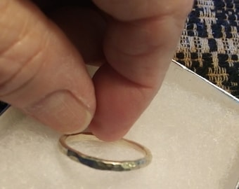 Anillo martillado estilo alianza de boda hecho a mano en plata esterlina tamaño 10 1/4