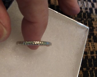 Anillo estilo alianza hecho a mano en Plata de Ley tamaño 9 1/2