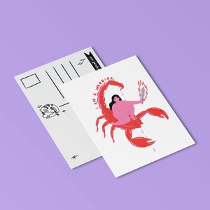 cartolina guerriera femminista, cartolina scorpione, io sono una cartolina guerriera, illustrazione di donne forti, cartolina femminista ispiratrice, donna forte