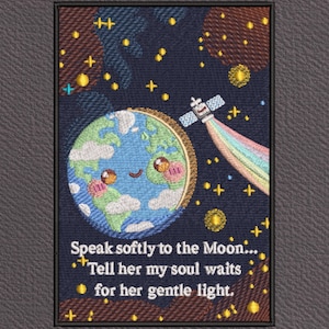 Op de afbeelding: Geborduurde patch met een lachende aarde met blauwe oceanen, groene continenten en witte wolken. Een satelliet zendt een regenboogspoor uit. De tekst luidt: "Speak softly to the Moon... Tell her my soul waits for her gentle light."