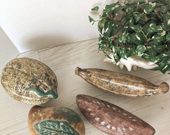 Grand noyau de fruits en terre cuite vintage