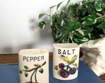 salières et poivrières vintage aux cerises et aux tomates des années 40 | Japon