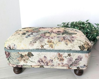 repose-pieds ottoman tapisserie florale vintage