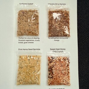 Puede incluir: Un juego de tres tazas de cerámica con un acabado moteado y mate. Las tazas son de color crema, gris claro y gris oscuro. Cada taza tiene un diseño simple y minimalista y un asa redondeada.